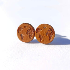 Weltkarte Ohrstecker (10 mm) – Design aus natürlichem Holz, Edelstahl, handgefertigt